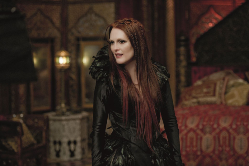 Illustration for article titled In Seventh Son, Julianne Moore's Shoulderpads Have Magic Dragon Powers